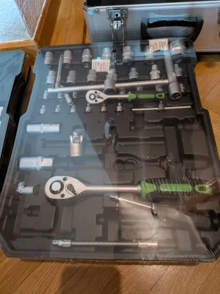 Maletín de herramientas plateado