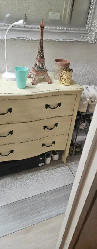 Sofá cama, cristalera y recibidor