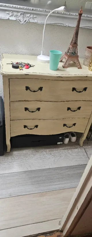 Sofá cama, cristalera y recibidor