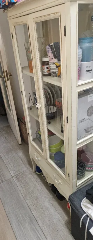 Sofá cama, cristalera y recibidor