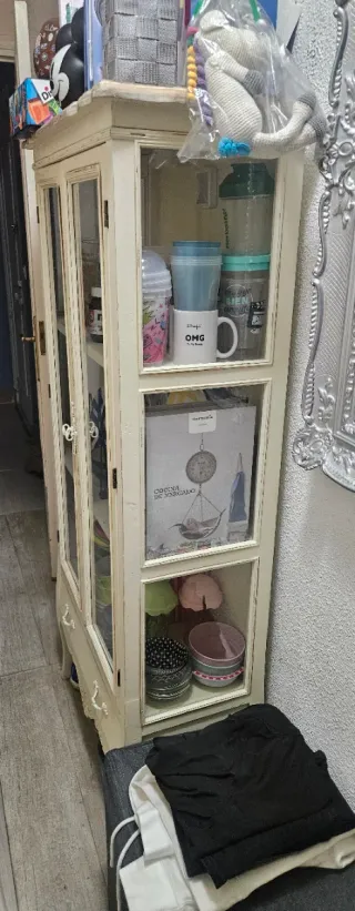 Sofá cama, cristalera y recibidor