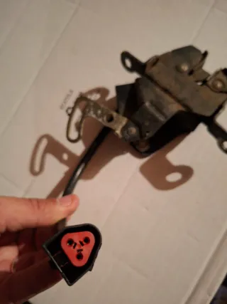 Trinco Mala Ford Escort VI