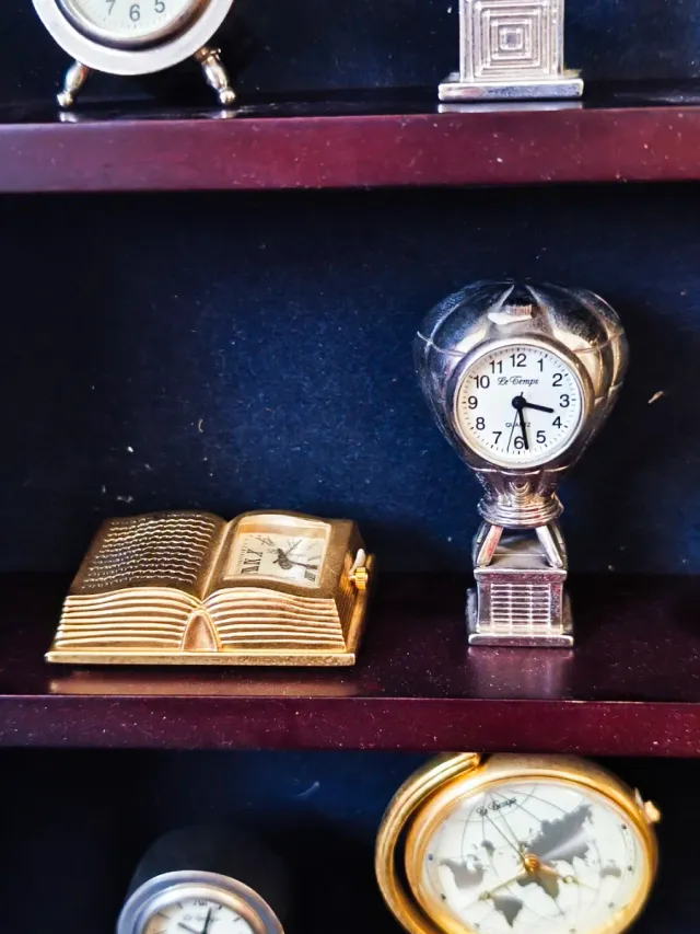 Expositor Madera con 15 Relojes Miniatura