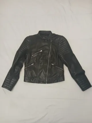 Cazadora de cuero mujer Zara. Talla L.