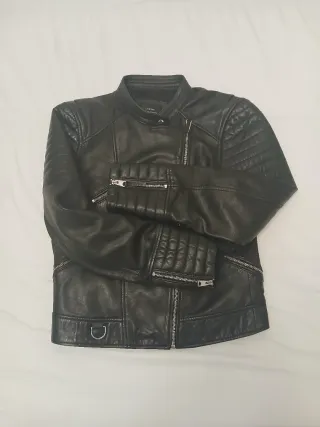 Cazadora de cuero mujer Zara. Talla L.