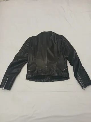Cazadora de cuero mujer Zara. Talla L.