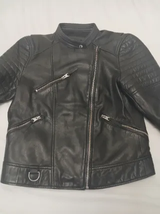 Cazadora de cuero mujer Zara. Talla L.