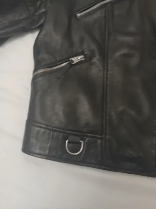 Cazadora de cuero mujer Zara. Talla L.