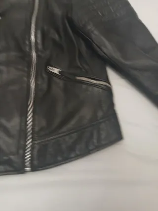 Cazadora de cuero mujer Zara. Talla L.