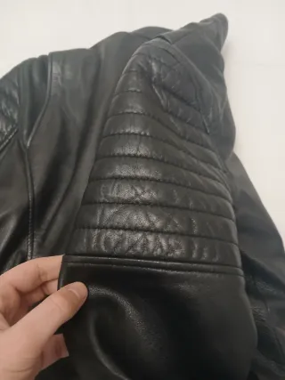 Cazadora de cuero mujer Zara. Talla L.