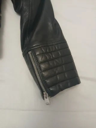 Cazadora de cuero mujer Zara. Talla L.