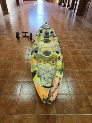 Kayak con accesorios de pesca chaleco salvavidas..