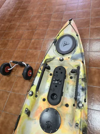 Kayak con accesorios de pesca chaleco salvavidas..