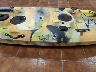 Kayak con accesorios de pesca chaleco salvavidas..