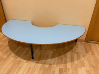 Mesa guardería forma de riñón