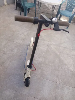 Patinete eléctrico blanco