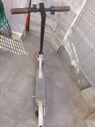 Patinete eléctrico blanco