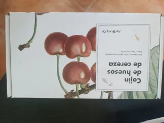 Cojín de tela con cerezas rojas