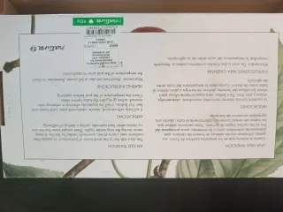 Cojín de tela con cerezas rojas