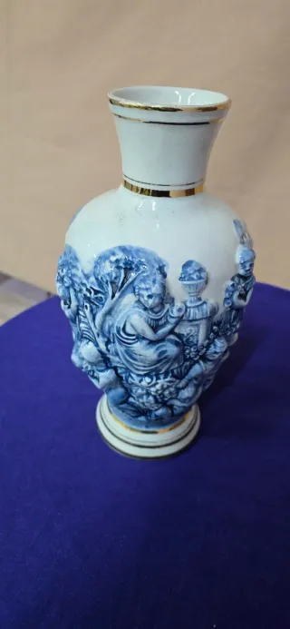 Jarrón porcelana Capodimonte azul y blanco
