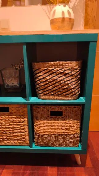 Mueble recibidor con patas y base de madera