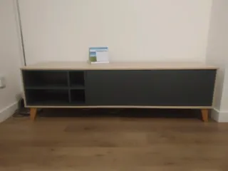 Mueble TV madera beige y negro