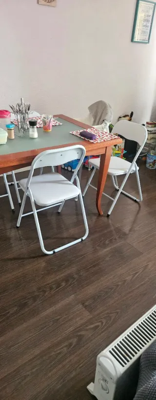 Mesa de comedor de madera y cristal