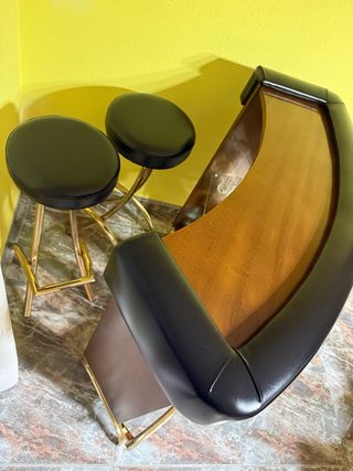 Barra y 2 taburetes dorados