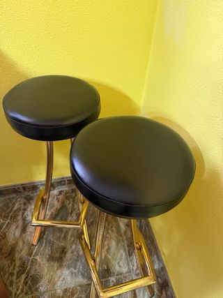 Barra y 2 taburetes dorados