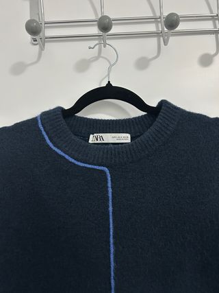 Jersey Zara azul oscuro con pespuntes
