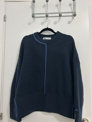 Jersey Zara azul oscuro con pespuntes