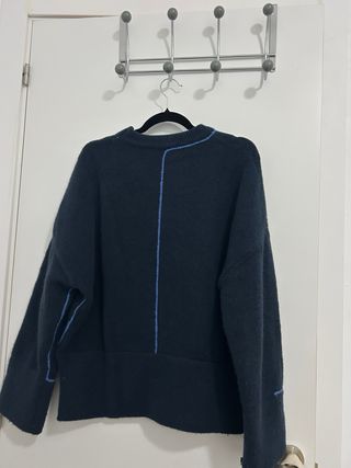 Jersey Zara azul oscuro con pespuntes