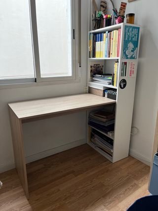Escritorio con estantería de madera
