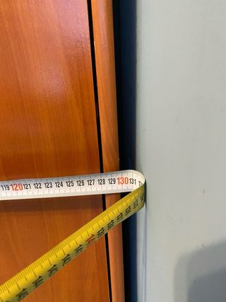 Armario de madera marrón