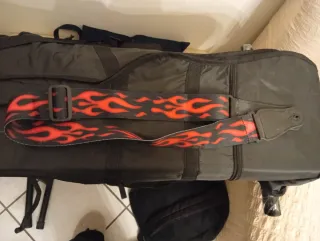 Tracolla per chitarra con fiamme rosse
