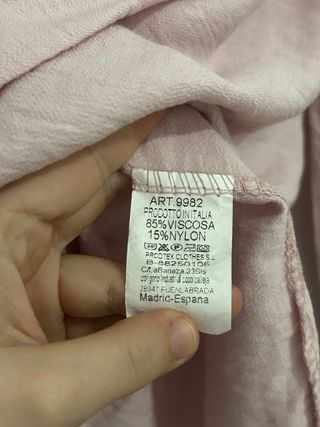 Blusa rosa con etiqueta