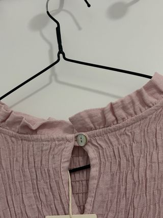 Blusa rosa con etiqueta