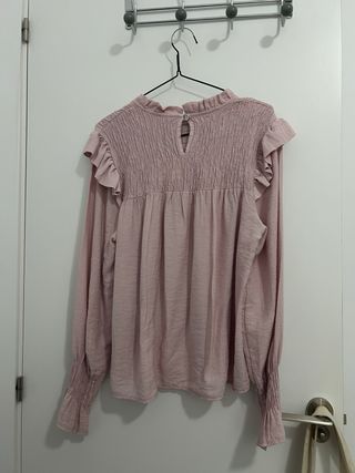 Blusa rosa con etiqueta