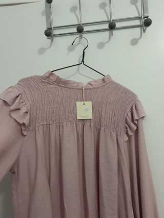 Blusa rosa con etiqueta