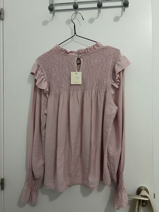 Blusa rosa con etiqueta