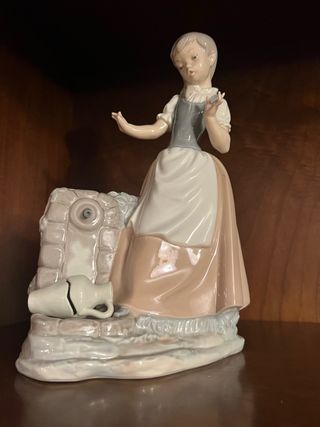 Figura porcelana San Gar niña fuente