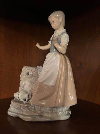 Figura porcelana San Gar niña fuente