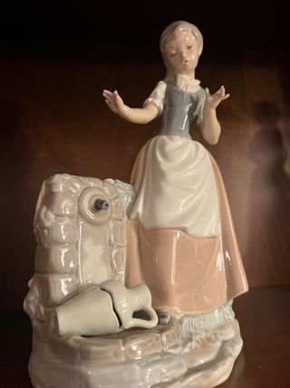 Figura porcelana San Gar niña fuente