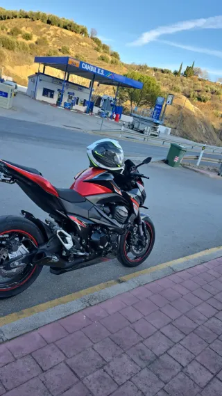 Kawasaki Z800 Naked Negra/Roja