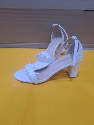 Zapatos de tacón blancos con encaje