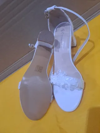 Zapatos de tacón blancos con encaje