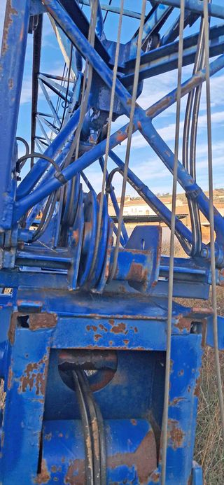 Grua de construccion de 30 metros.