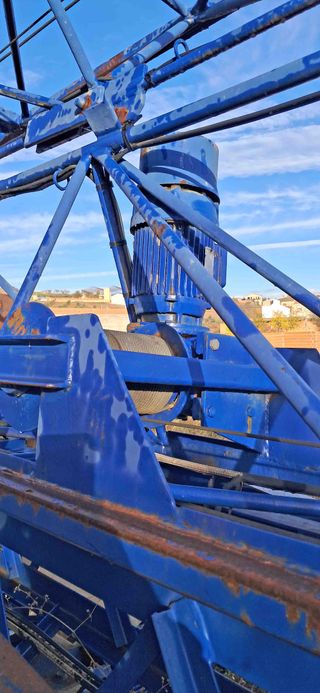 Grua de construccion de 30 metros.