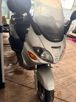 Piaggio Maxi Scooter Negra/Gris