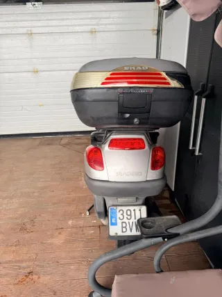 Piaggio Maxi Scooter Negra/Gris